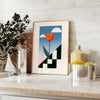 Botanische Illustration von Blumen in Orange- und Blautönen - auf einer Arbeitsplatte mit Eukalyptus und einer Schale Zitronen
