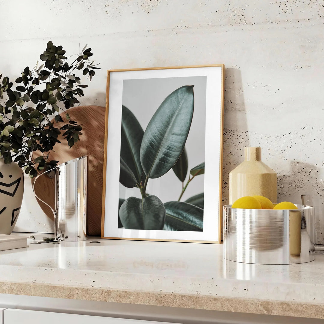 Vintage botanisches Foto mit üppigem grünem Laub vor einem ruhigen blauen Hintergrund - auf einer Arbeitsplatte mit Eukalyptus und einer Schale Zitronen