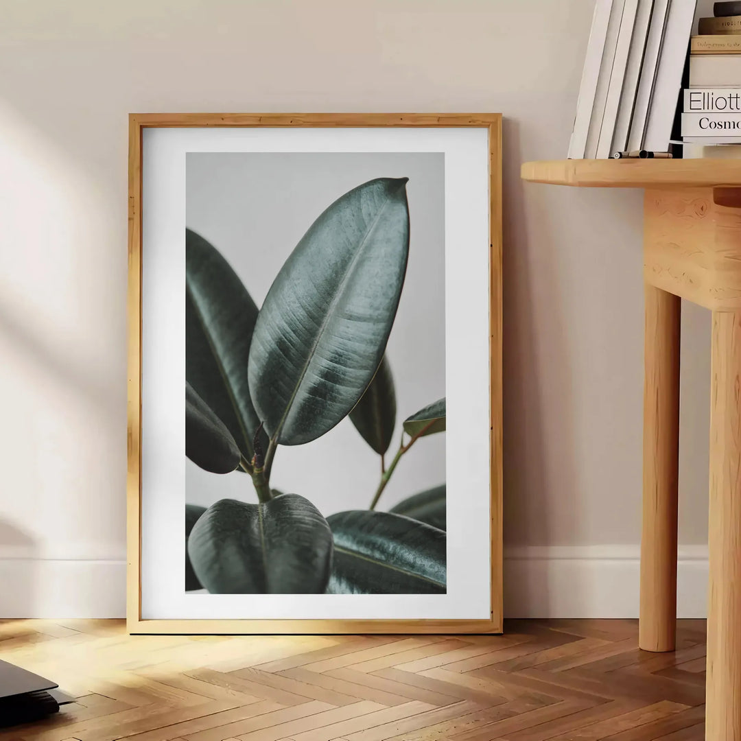 Vintage botanisches Foto mit üppigem grünem Laub vor einem ruhigen blauen Hintergrund - neben einem runden Beistelltisch aus Holz mit Büchern