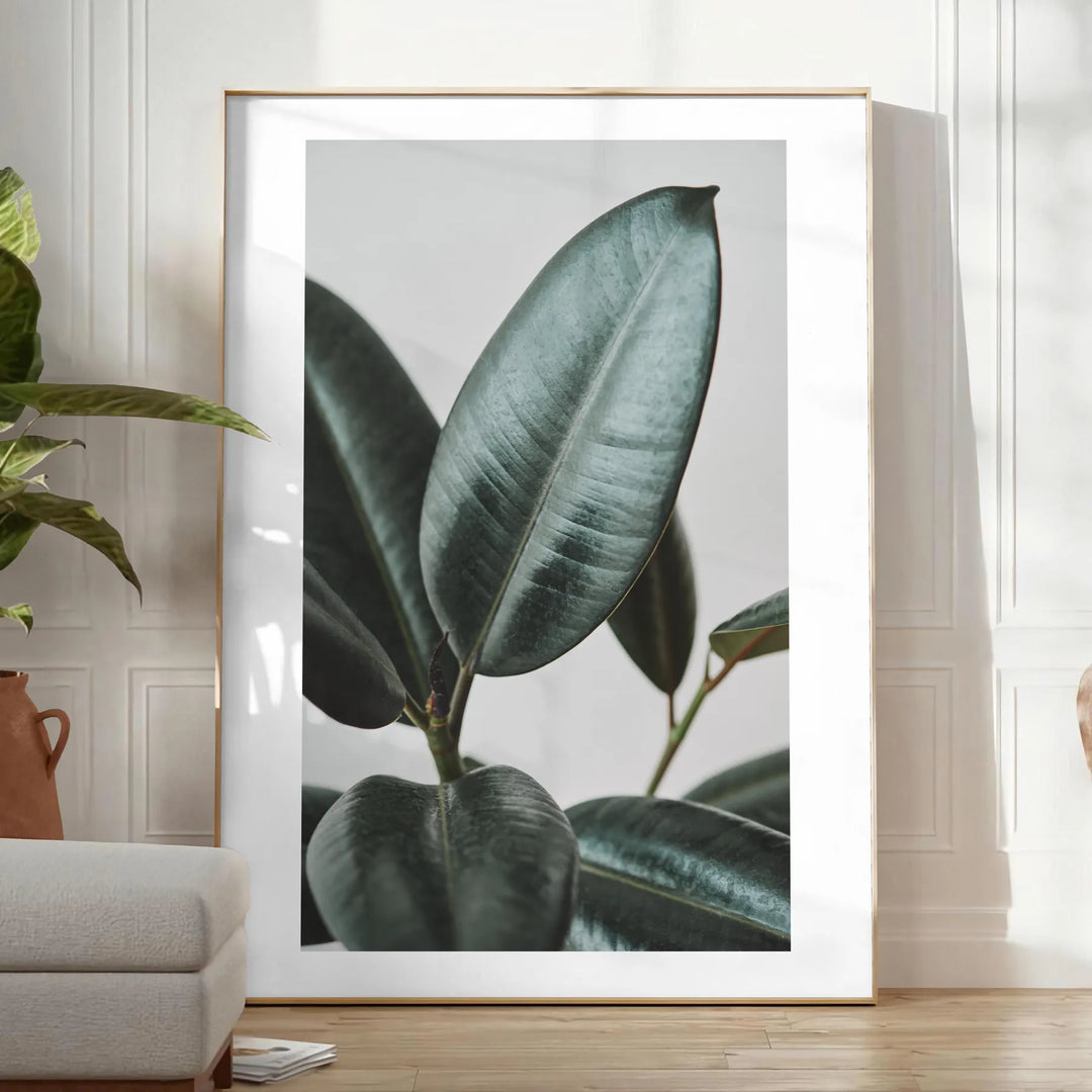 Vintage botanisches Foto mit üppigem grünem Laub vor einem ruhigen blauen Hintergrund - in einem hellen minimalistischen Raum mit Pflanze und Sessel