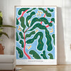 Ilustración botánica vintage con varias plantas verdes sobre un fondo texturizado - en una habitación luminosa y minimalista con planta y sillón