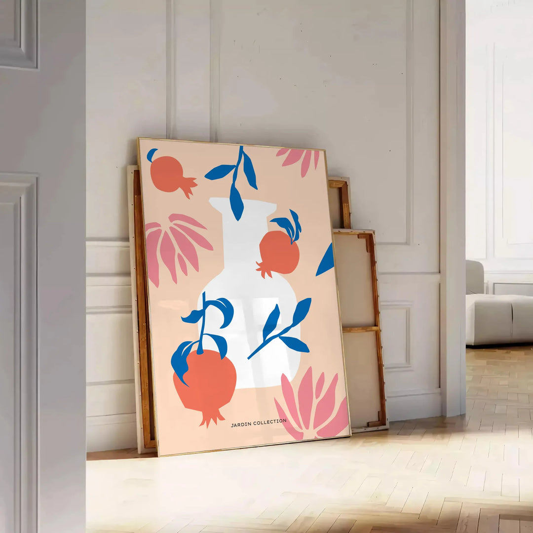 Illustrazione botanica con varie piante in tonalità arancioni e blu - appoggiato su un pavimento a spina di pesce contro una parete a pannelli
