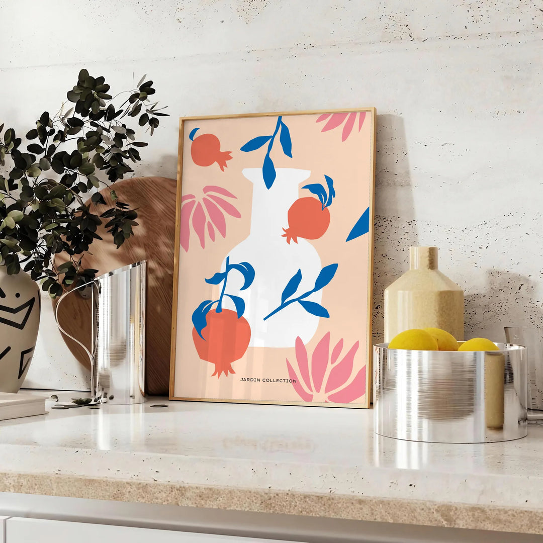 Illustrazione botanica con varie piante in tonalità arancioni e blu - su un piano con eucalipto e una ciotola di limoni
