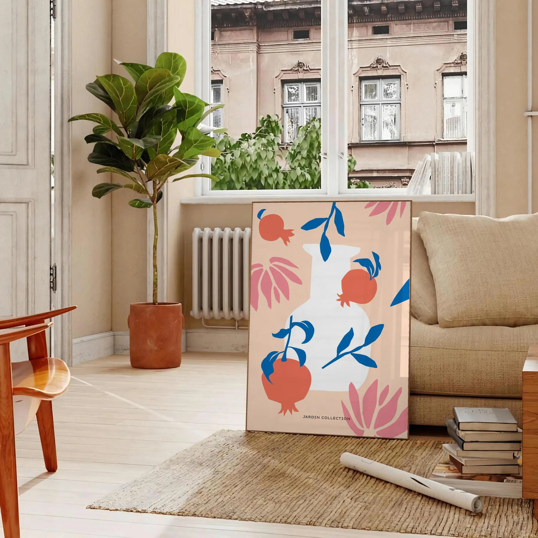 Illustrazione botanica con varie piante in tonalità arancioni e blu - in un soggiorno parigino con divano e un ficus