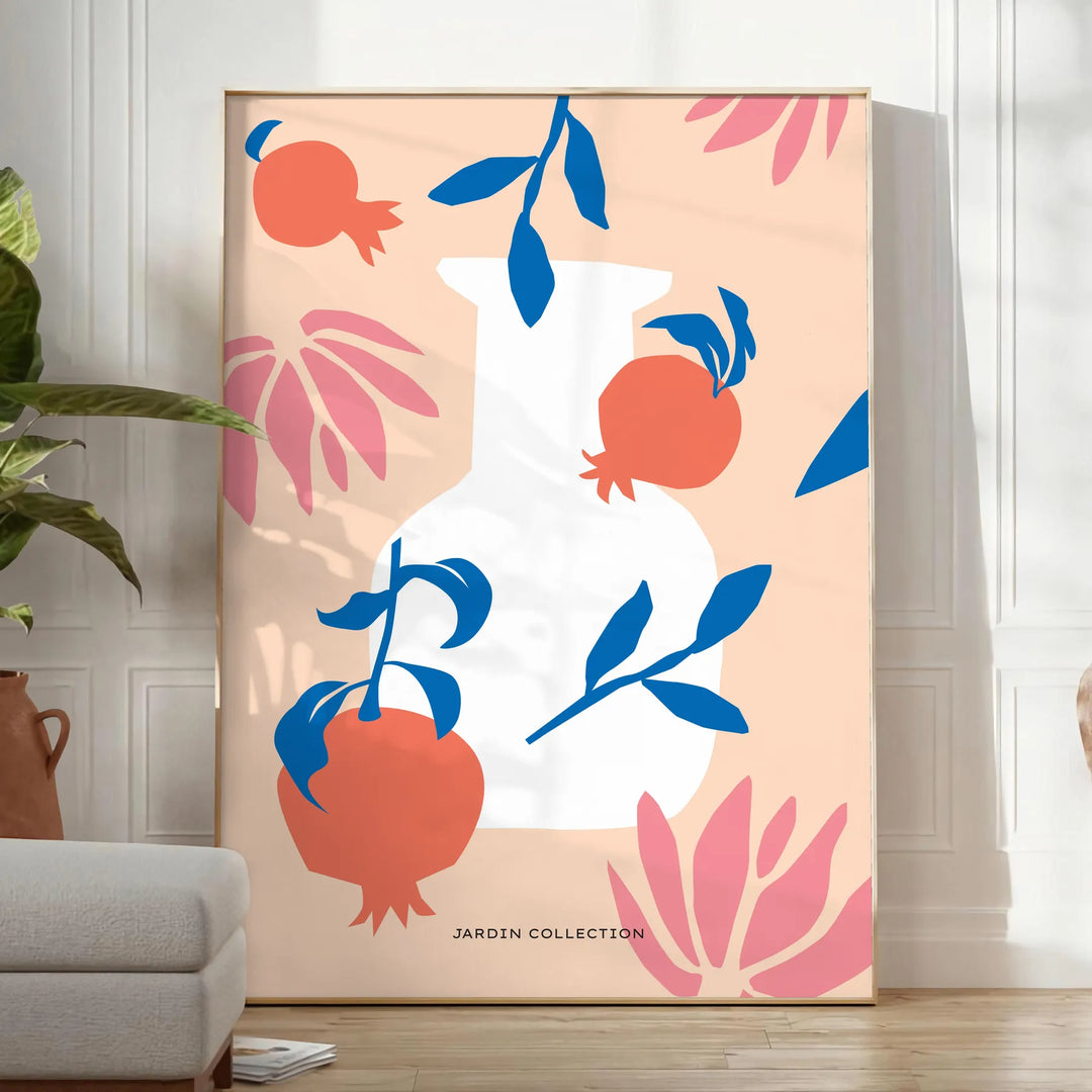 Illustrazione botanica con varie piante in tonalità arancioni e blu - in una stanza luminosa e minimalista con pianta e poltrona