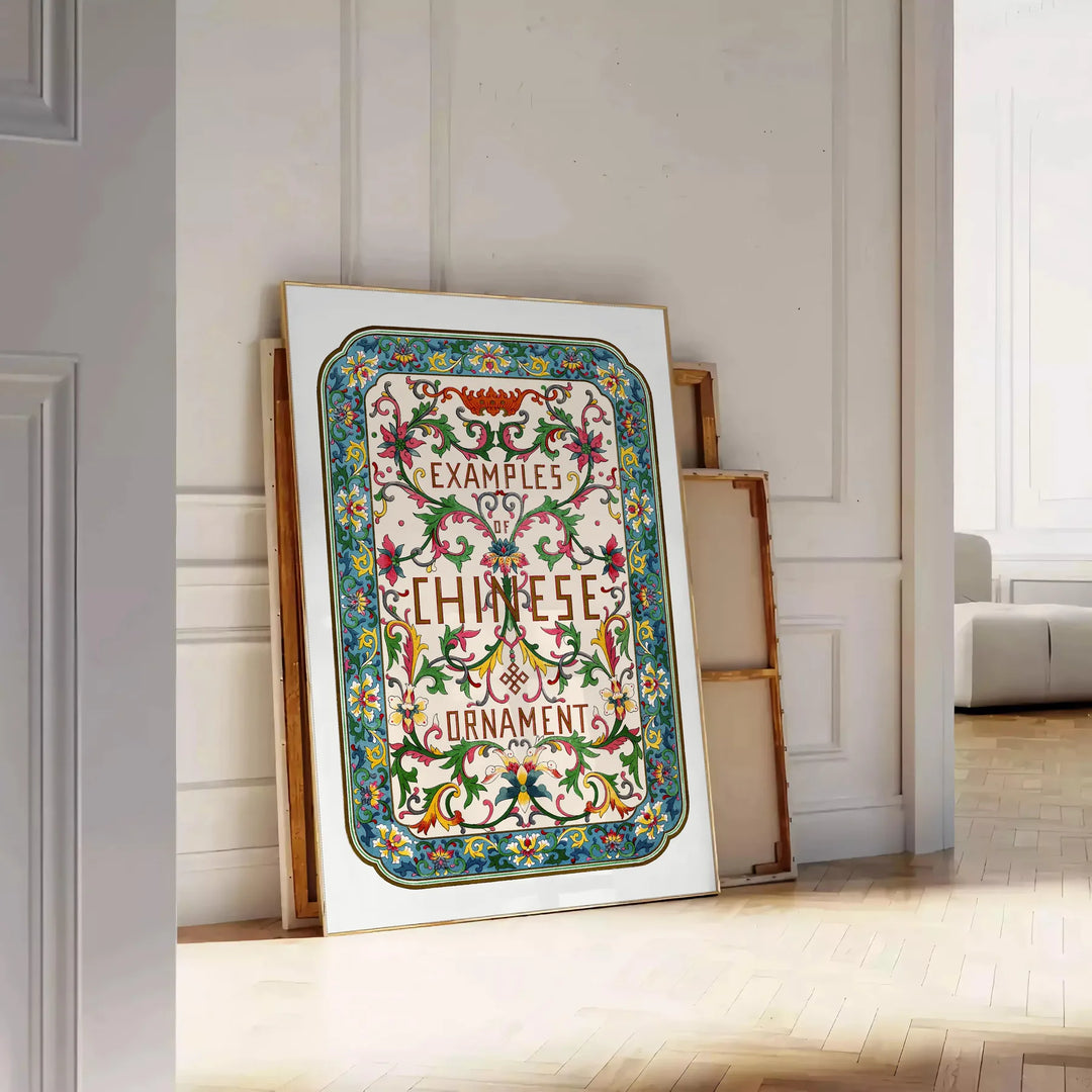 Vintage botanische Illustration von gelben Blumen auf einem subtilen grauen Hintergrund - an eine weiße Paneelwand gelehnt auf Fischgrätparkett