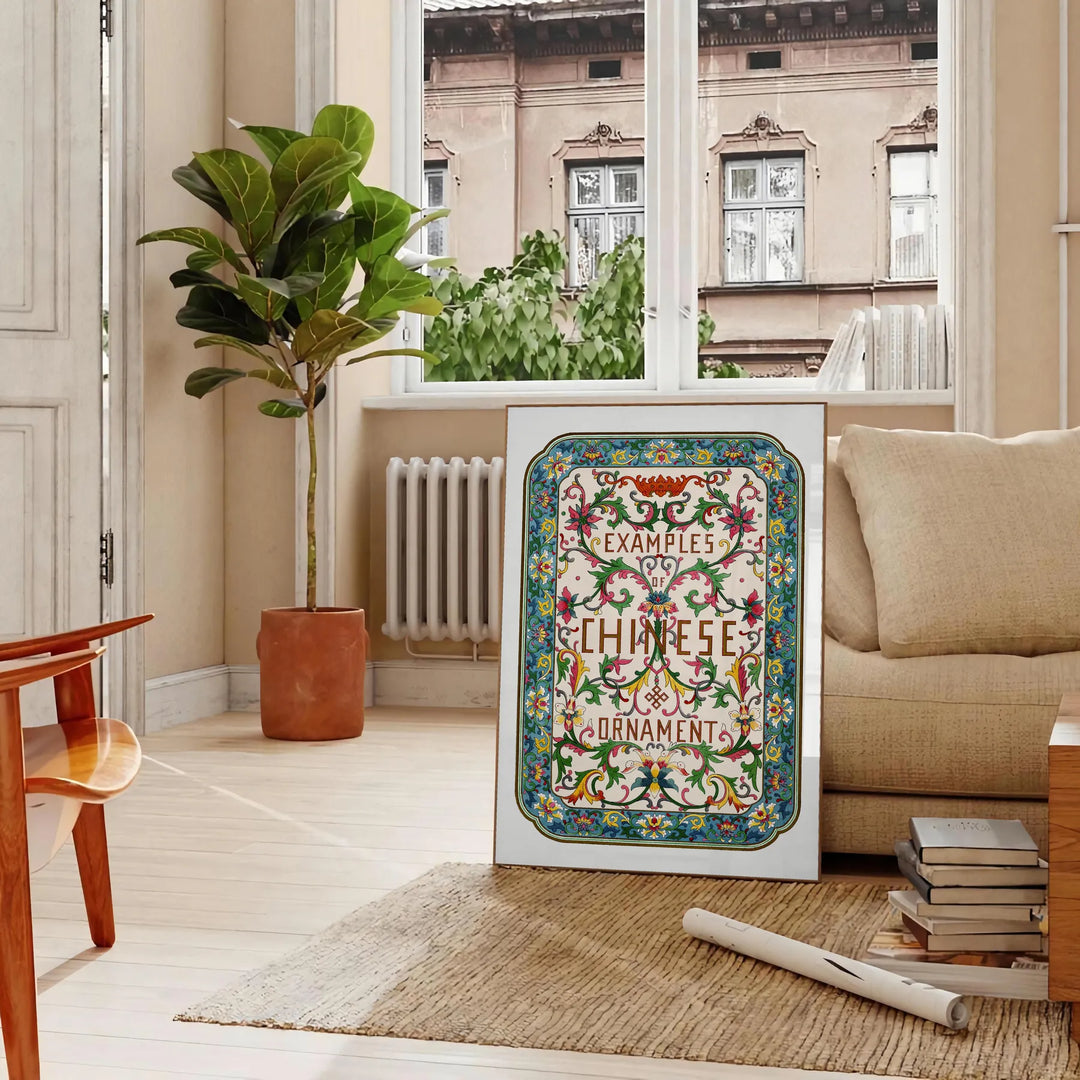 Vintage botanische Illustration von gelben Blumen auf einem subtilen grauen Hintergrund - in einem Pariser Wohnzimmer mit Sofa und einer Geigenfeige