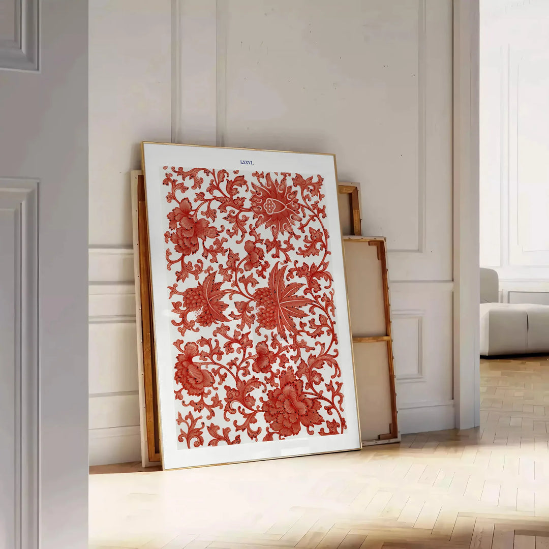 Vintage botanische Illustration mit reichen braunen und orangefarbenen Tönen - an eine weiße Paneelwand gelehnt auf Fischgrätparkett