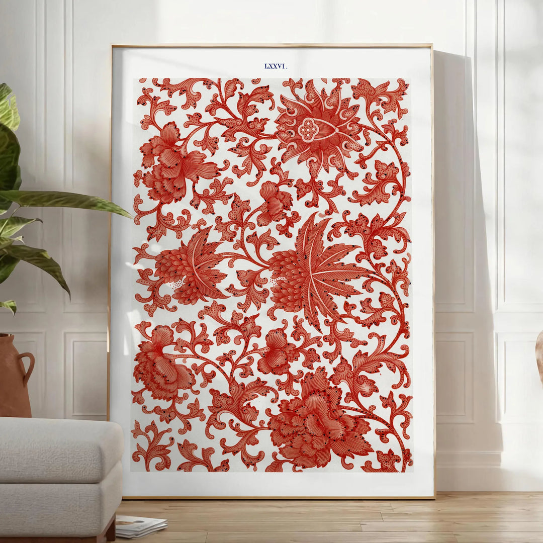 Vintage botanische Illustration mit reichen braunen und orangefarbenen Tönen - in einem hellen minimalistischen Raum mit Pflanze und Sessel