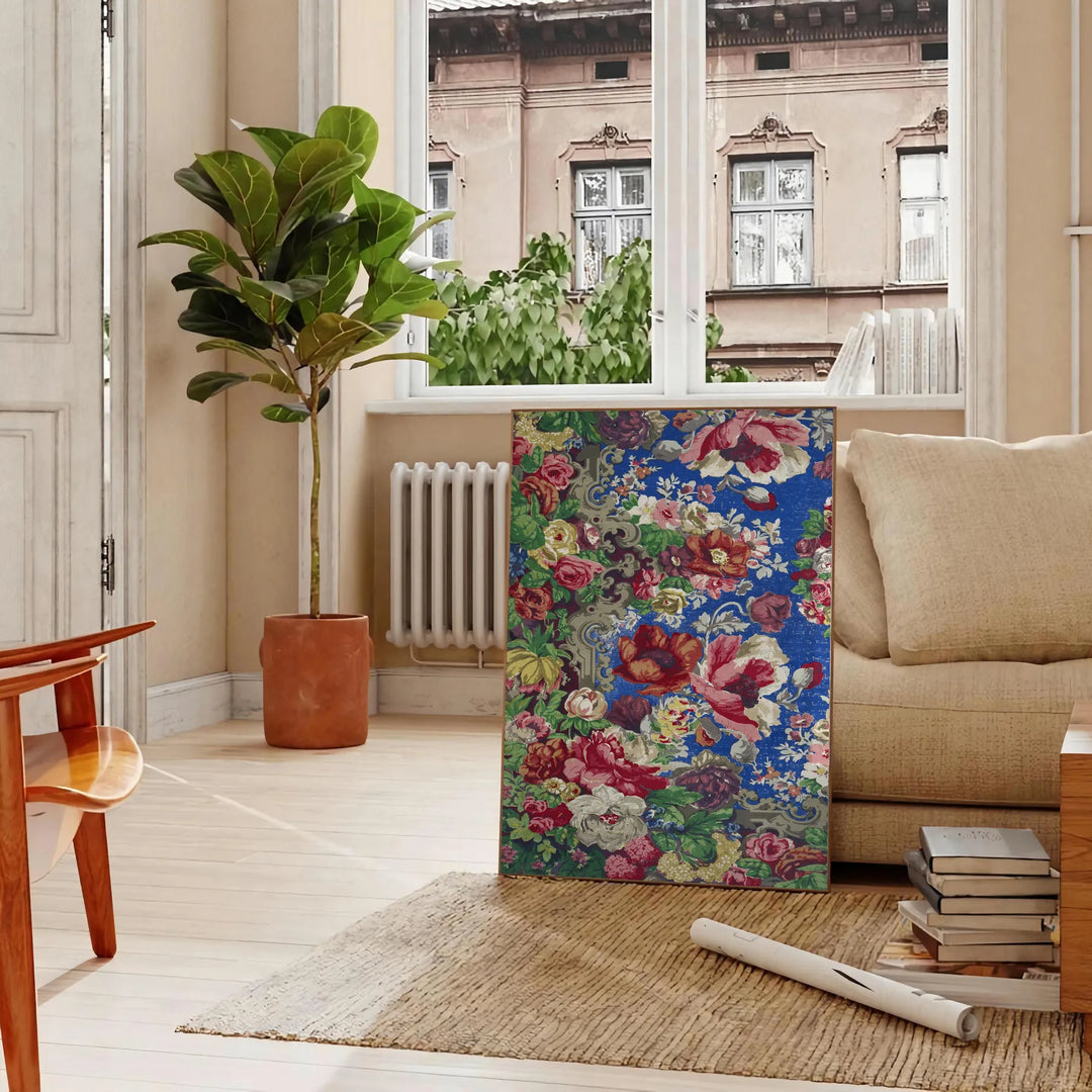 Illustration verschiedener grüner botanischer Elemente auf grauem Hintergrund - in einem Pariser Wohnzimmer mit Sofa und einer Geigenfeige