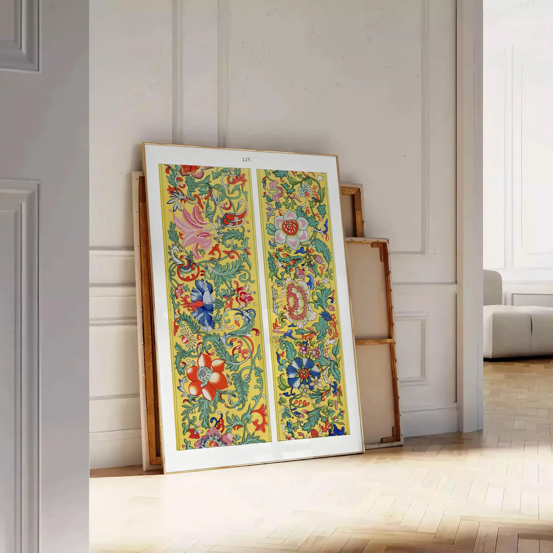 Botanische Illustration mit verschiedenen Pflanzen in gedämpften Grau- und Brauntönen - an eine weiße Paneelwand gelehnt auf Fischgrätparkett