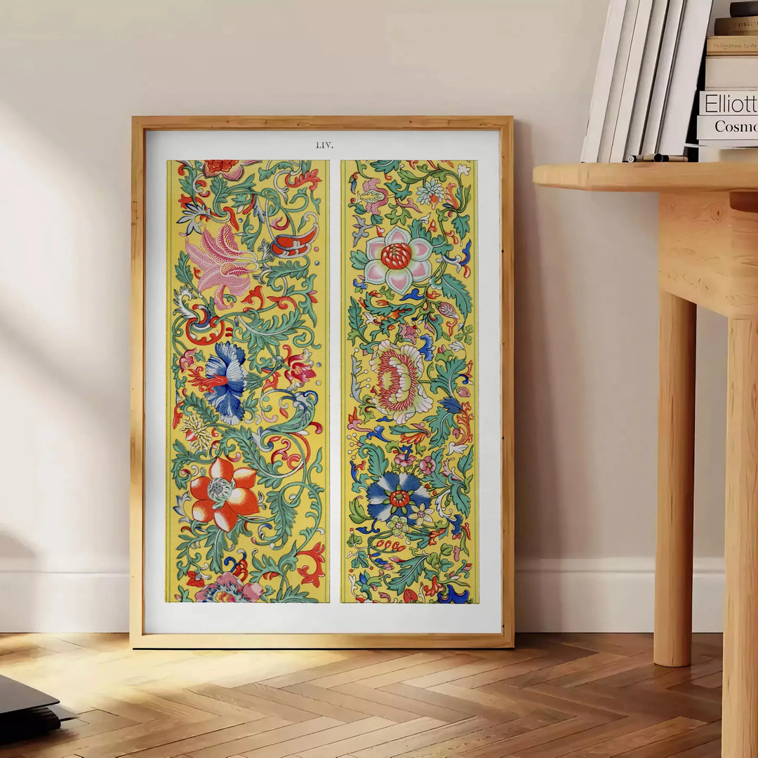 Botanische Illustration mit verschiedenen Pflanzen in gedämpften Grau- und Brauntönen - neben einem runden Beistelltisch aus Holz mit Büchern