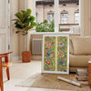 Botanische Illustration mit verschiedenen Pflanzen in gedämpften Grau- und Brauntönen - in einem Pariser Wohnzimmer mit Sofa und einer Geigenfeige