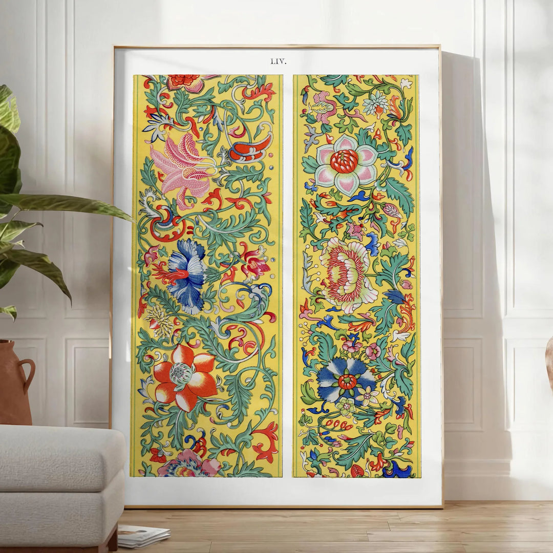 Botanische Illustration mit verschiedenen Pflanzen in gedämpften Grau- und Brauntönen - in einem hellen minimalistischen Raum mit Pflanze und Sessel