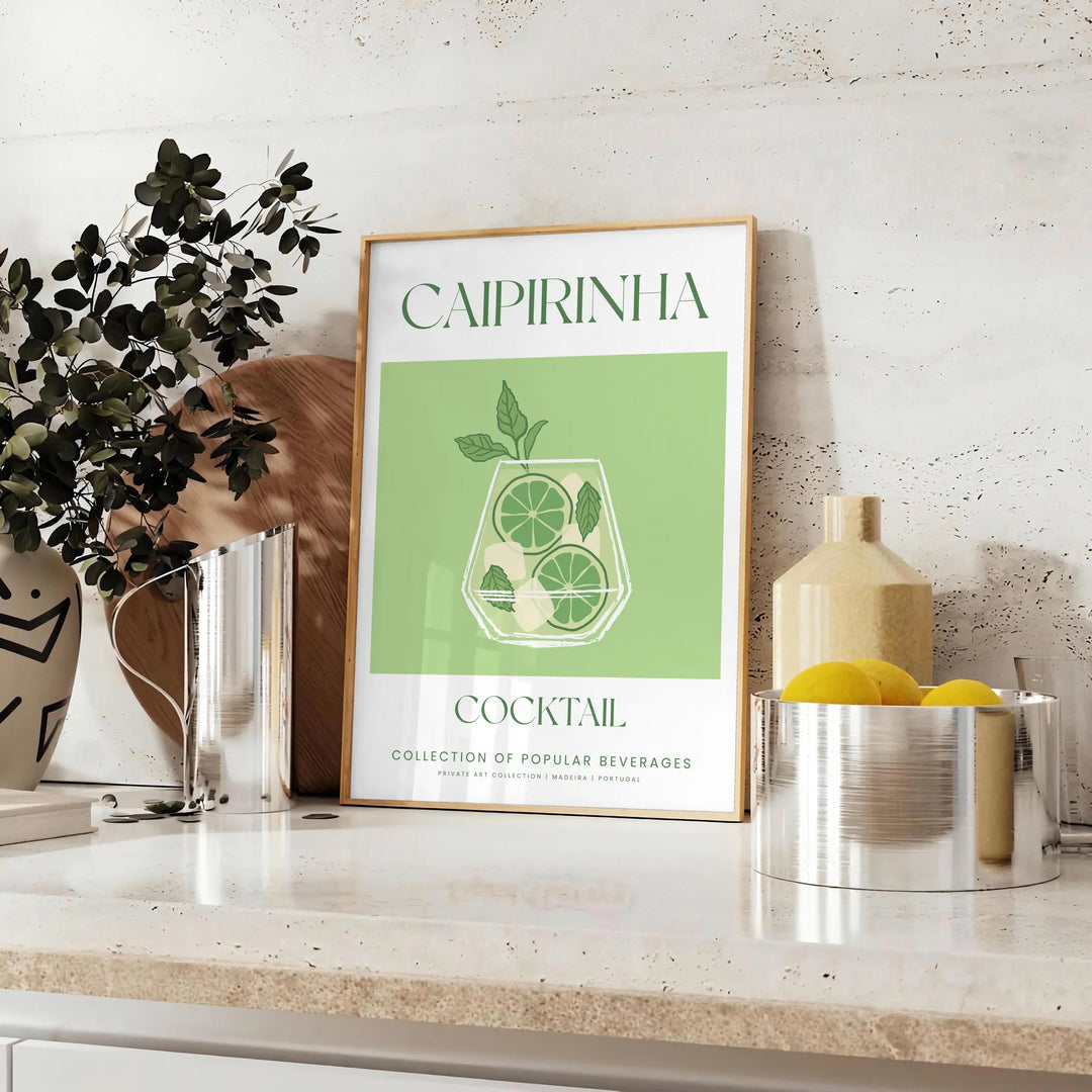 Un'illustrazione colorata di un cocktail caipirinha con tonalità verdi e bianche - su un piano con eucalipto e una ciotola di limoni