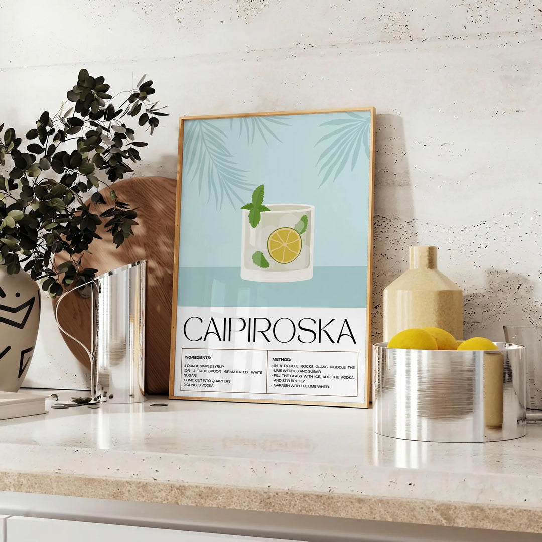 Un cocktail Caipiroska in un bicchiere su uno sfondo nero con accenti verdi - su un piano con eucalipto e una ciotola di limoni
