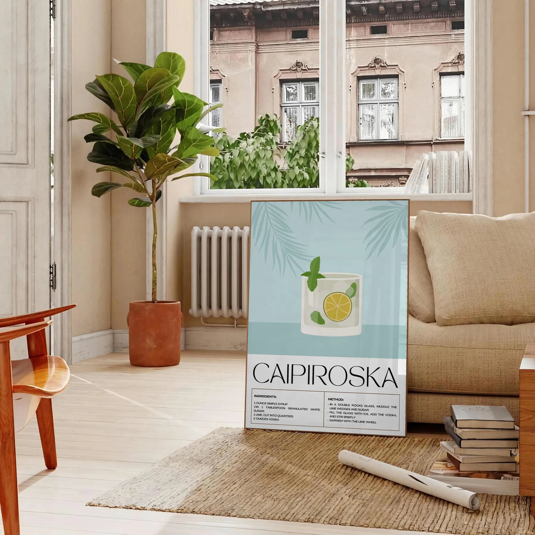 Un cocktail Caipiroska in un bicchiere su uno sfondo nero con accenti verdi - in un soggiorno parigino con divano e un ficus