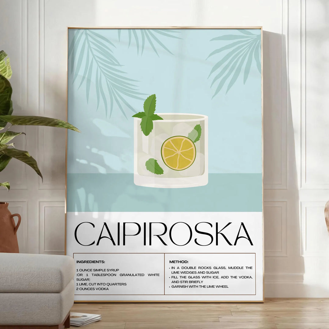 Un cocktail Caipiroska in un bicchiere su uno sfondo nero con accenti verdi - in una stanza luminosa e minimalista con pianta e poltrona