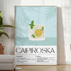 Un cocktail Caipiroska in un bicchiere su uno sfondo nero con accenti verdi - in una stanza luminosa e minimalista con pianta e poltrona