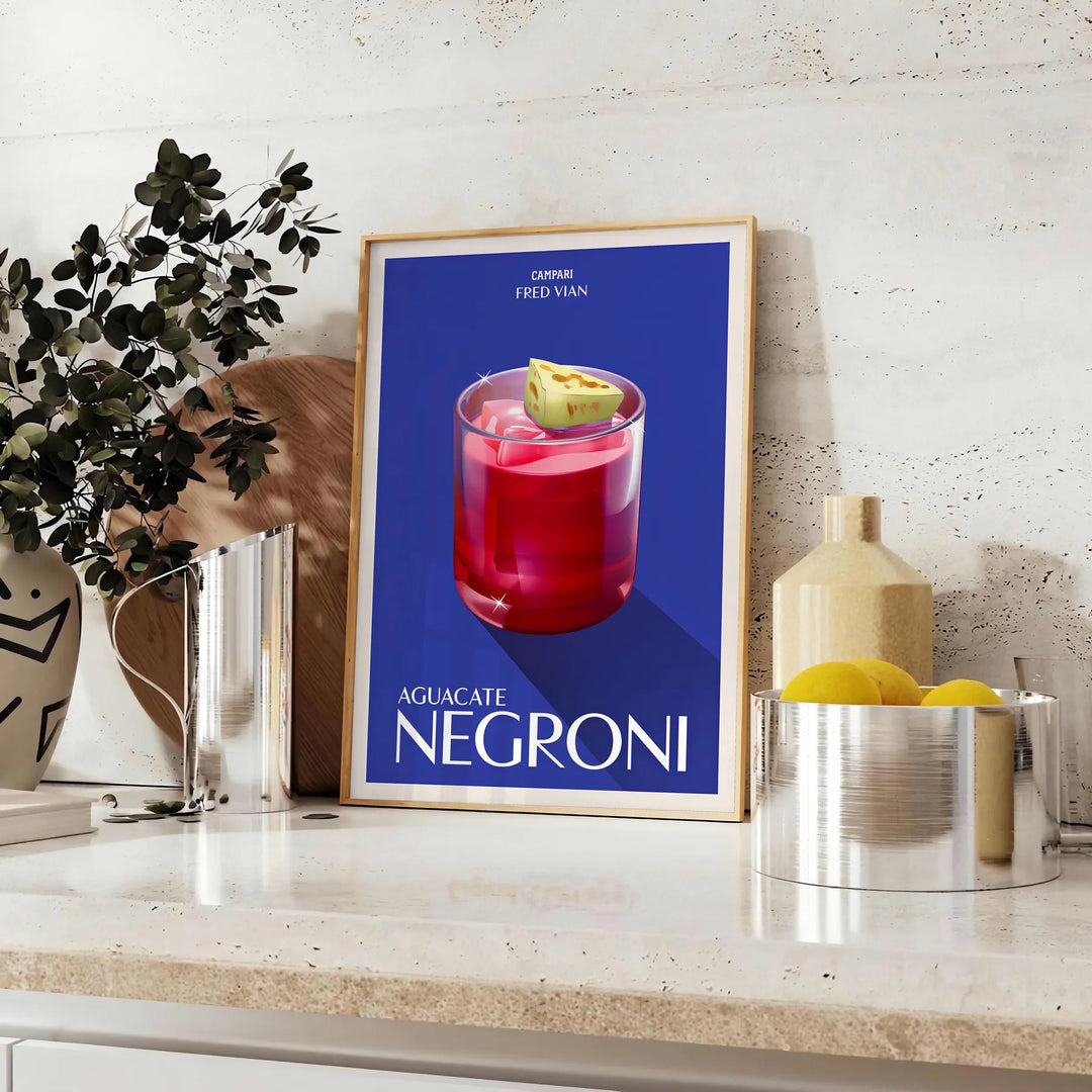 Illustrazione di un cocktail Campari Negroni in ricchi toni di marrone e verde - su un piano con eucalipto e una ciotola di limoni