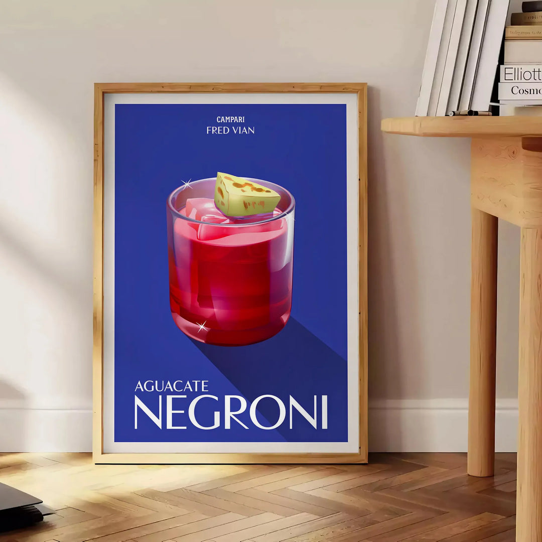 Illustrazione di un cocktail Campari Negroni in ricchi toni di marrone e verde - accanto a un tavolino rotondo in legno con libri