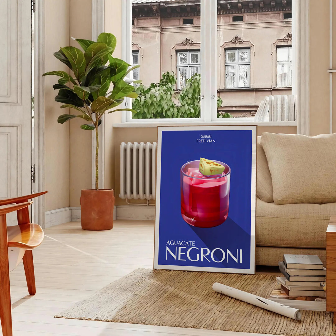 Illustrazione di un cocktail Campari Negroni in ricchi toni di marrone e verde - in un soggiorno parigino con divano e un ficus