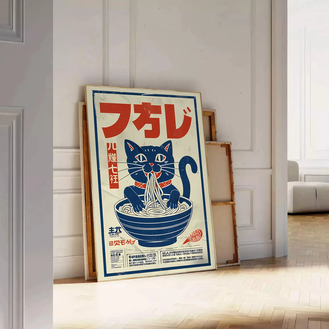 Illustrazione di gatti che cucinano ramen in una cucina, con toni blu e grigi - appoggiato su un pavimento a spina di pesce contro una parete a pannelli