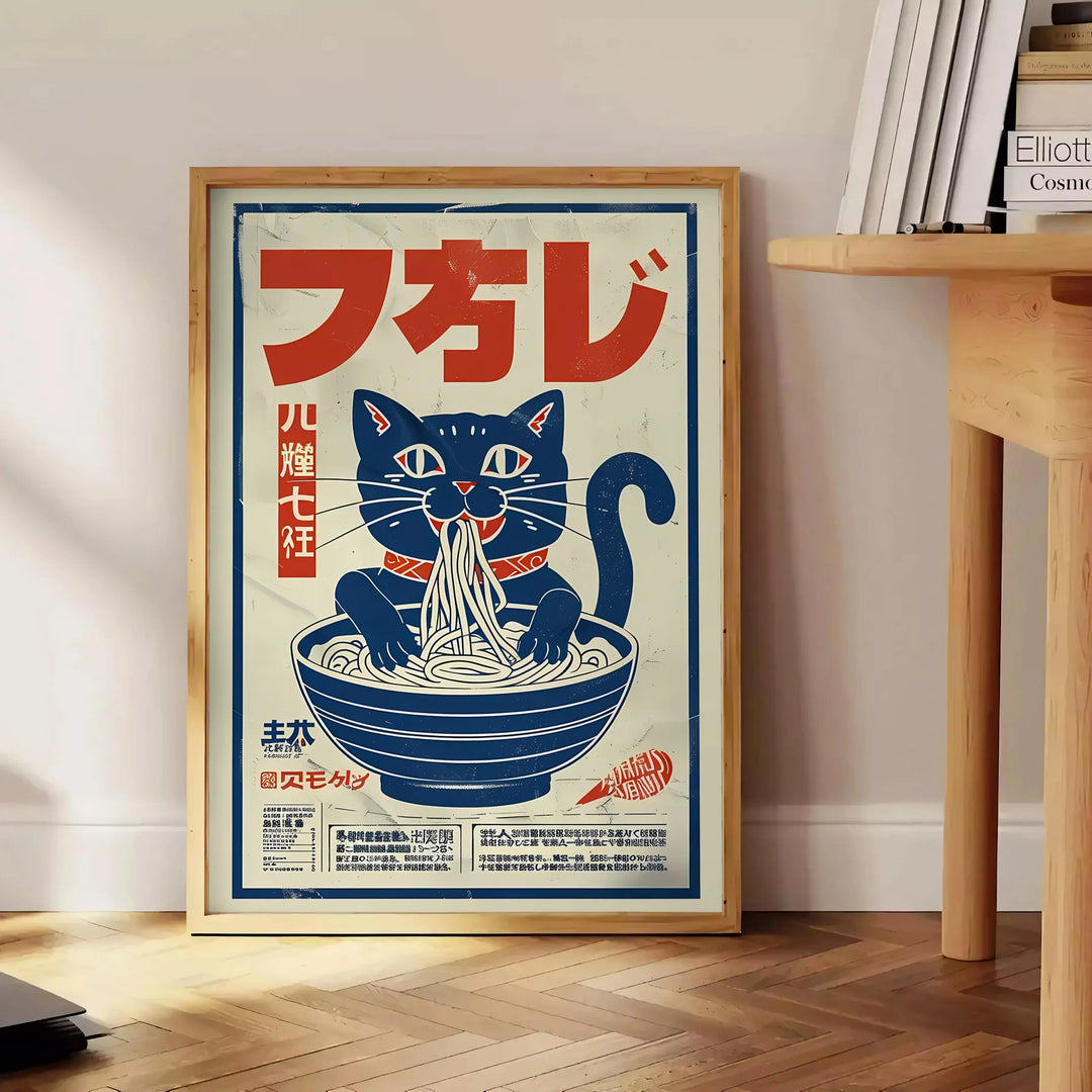 Illustrazione di gatti che cucinano ramen in una cucina, con toni blu e grigi - accanto a un tavolino rotondo in legno con libri
