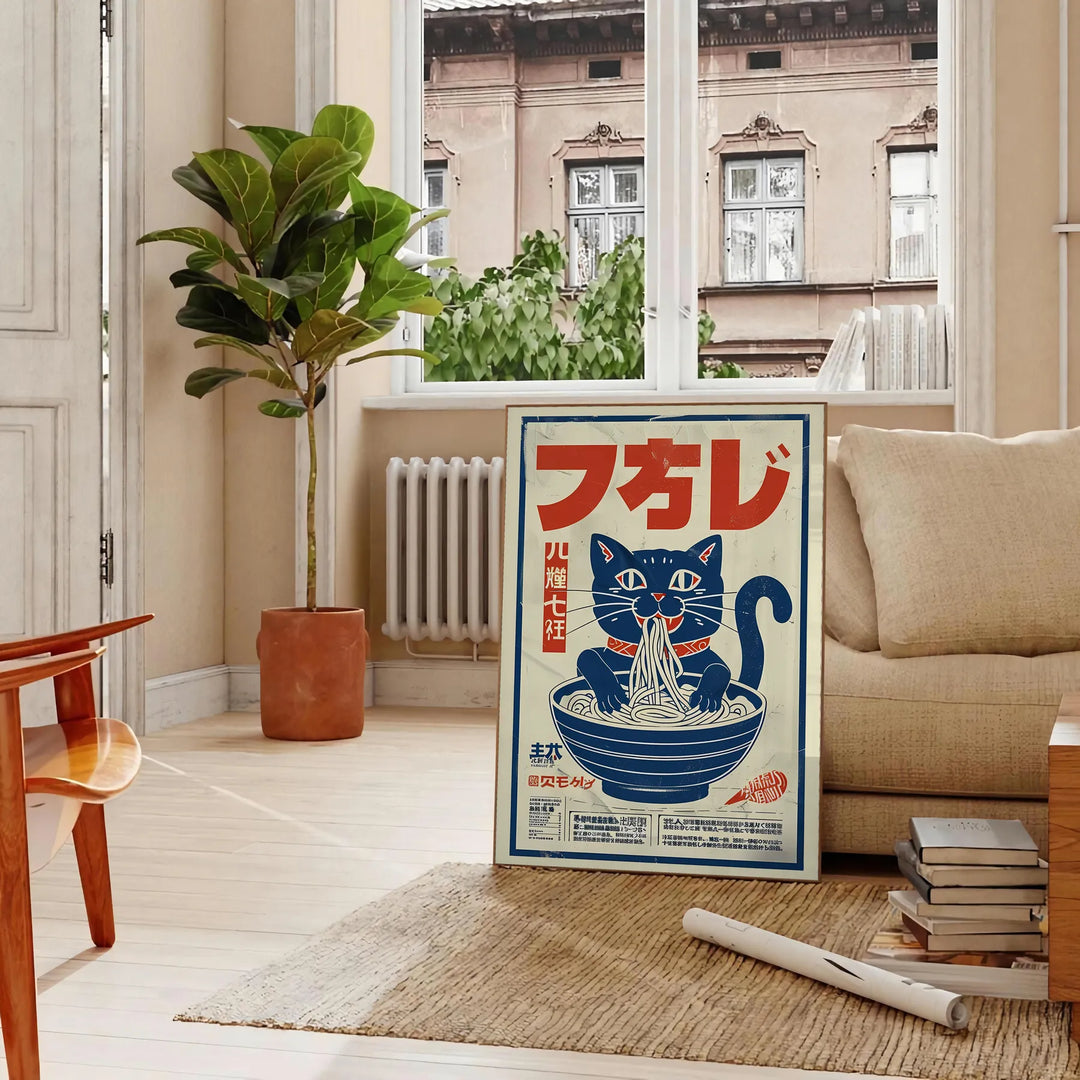 Illustrazione di gatti che cucinano ramen in una cucina, con toni blu e grigi - in un soggiorno parigino con divano e un ficus