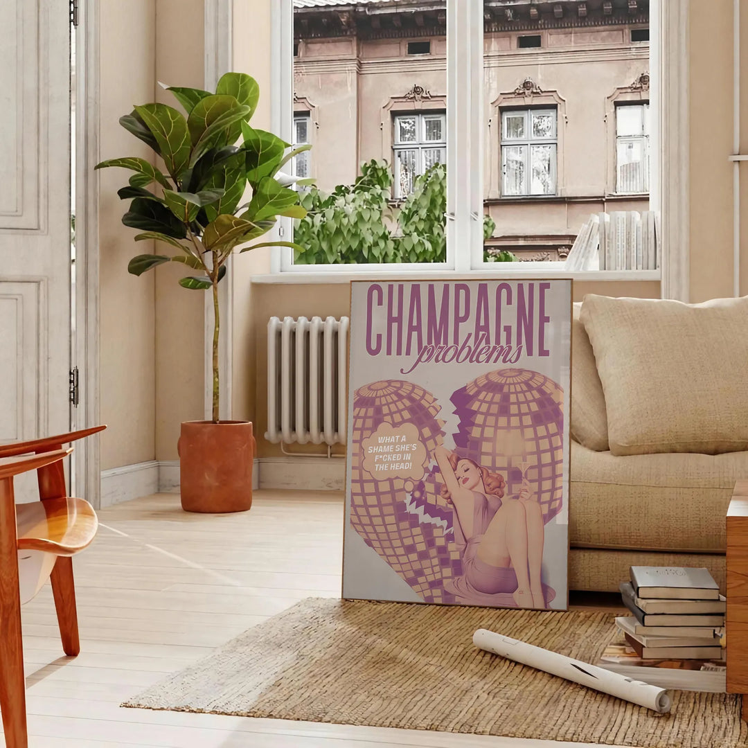 Design astratto con toni terra e sfumature verdi, testo 'Champagne Problems' - in un soggiorno parigino con divano e un ficus