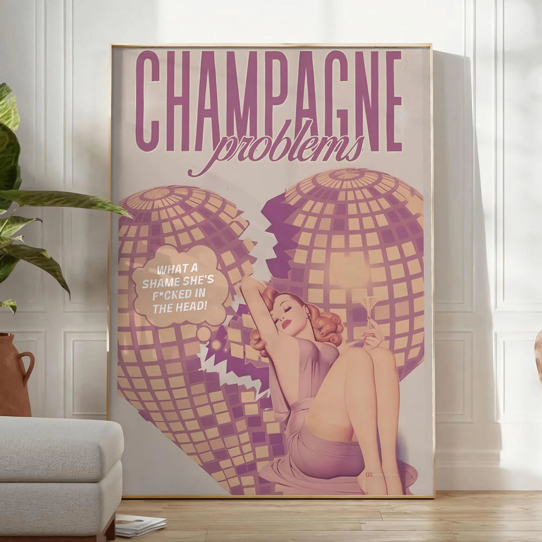 Design astratto con toni terra e sfumature verdi, testo 'Champagne Problems' - in una stanza luminosa e minimalista con pianta e poltrona