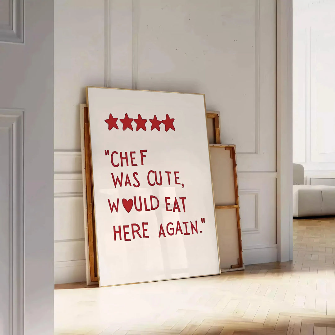 En humoristisk illustration av en söt kock med ett lekfullt uttryck, i en grå och vit färgskala - lutad mot en panelvägg på fiskbensgolv