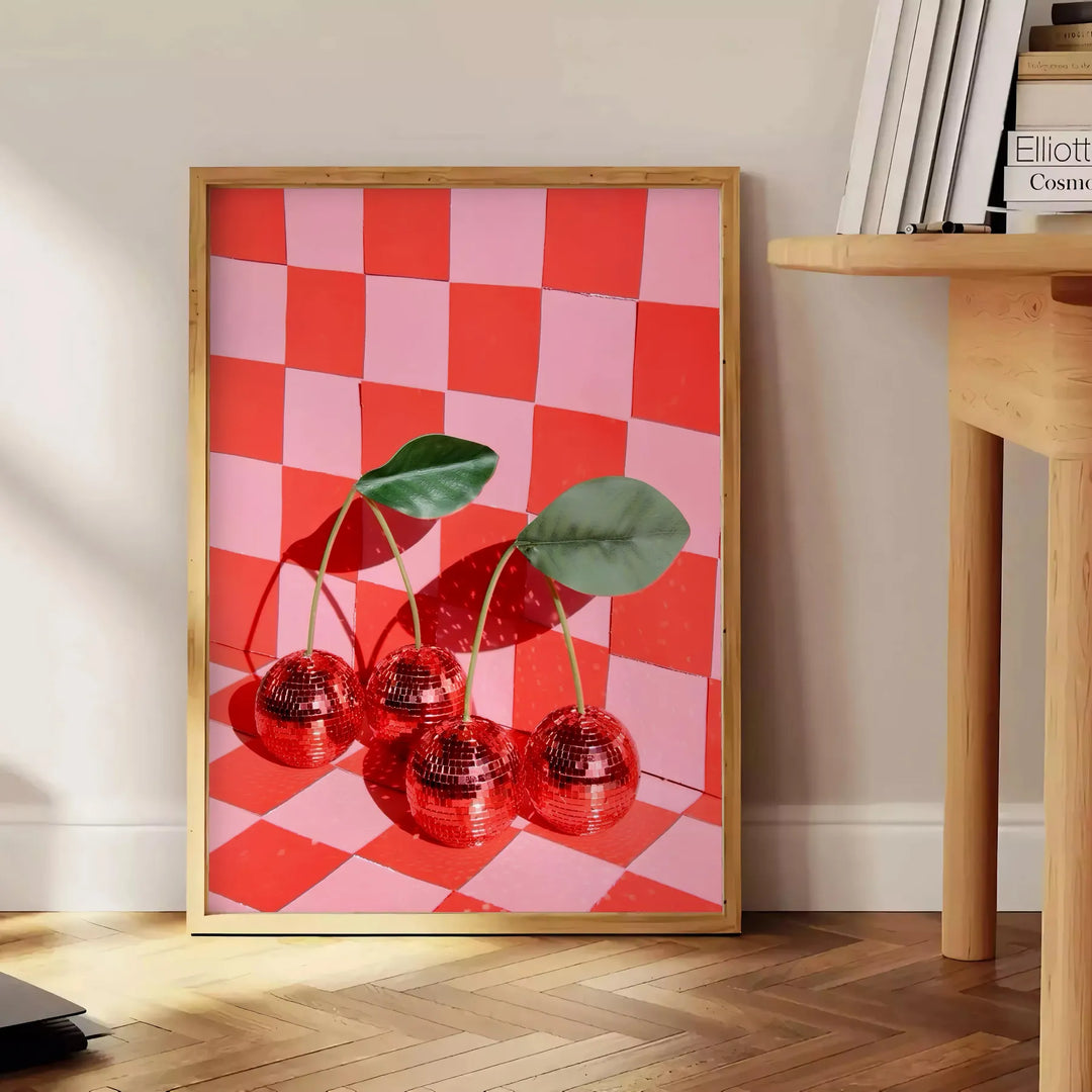 Pôster de estilo retrô com uma bola de disco de cereja em tons de laranja e marrom - ao lado de uma mesa de apoio redonda em madeira com livros
