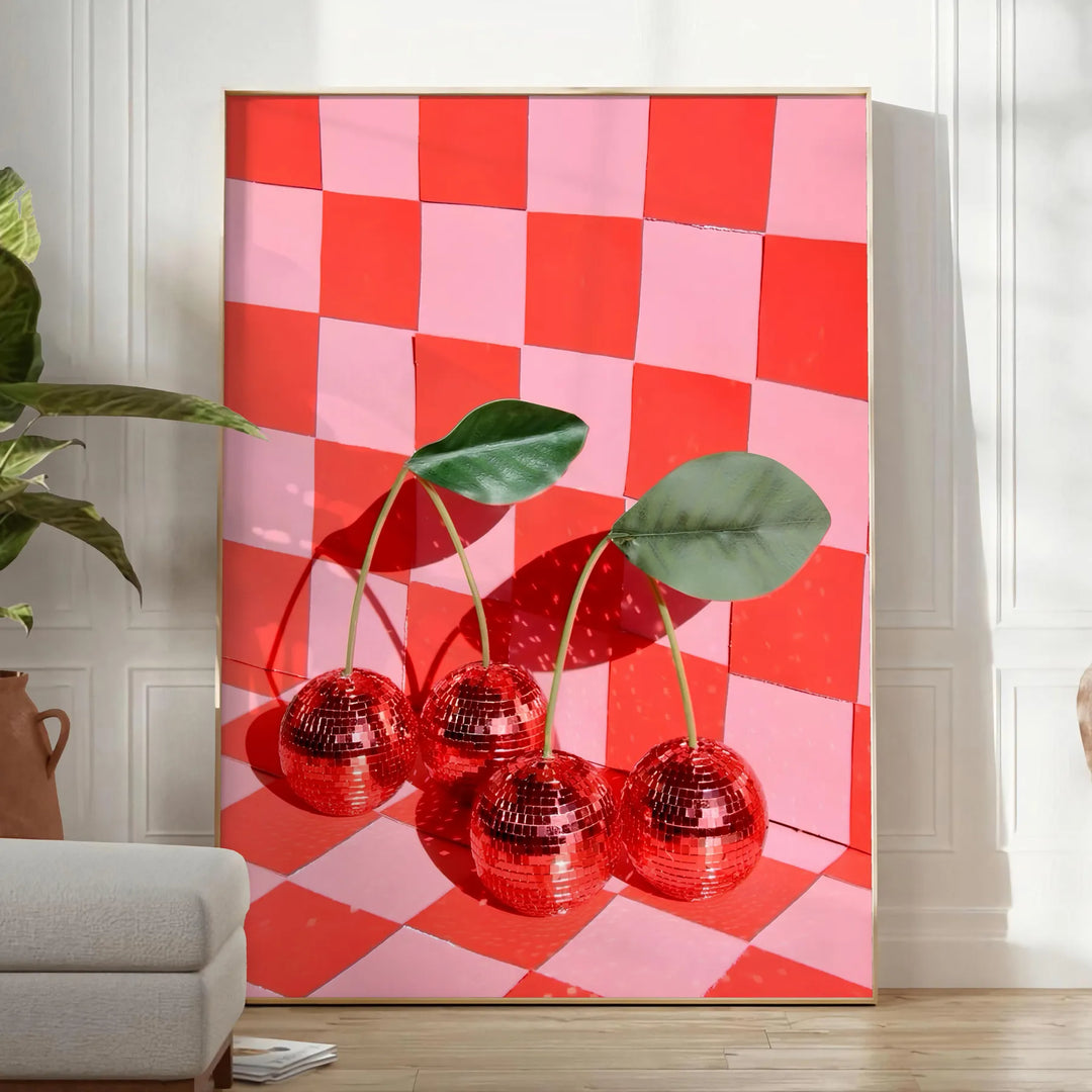 Pôster de estilo retrô com uma bola de disco de cereja em tons de laranja e marrom - num quarto luminoso e minimalista com planta e poltrona