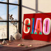 Conception abstraite avec le mot 'Ciao' dans des teintes orange et bleue - posée sur un parquet à chevrons contre un mur à moulures