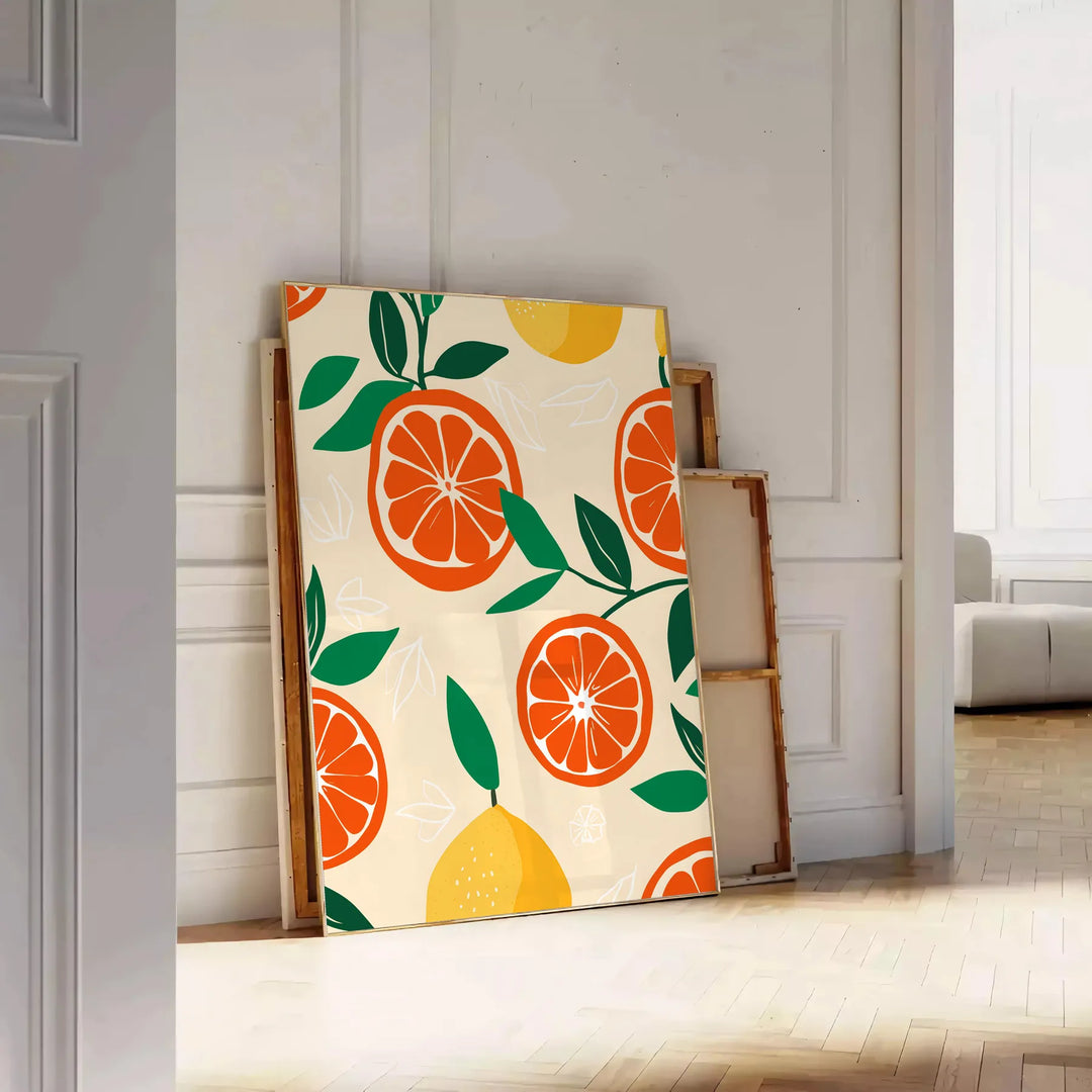 Illustration von Zitrusfrüchten in grünen und orangefarbenen Tönen, die eine Küchenszene darstellt - an eine weiße Paneelwand gelehnt auf Fischgrätparkett