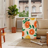 Illustration von Zitrusfrüchten in grünen und orangefarbenen Tönen, die eine Küchenszene darstellt - in einem Pariser Wohnzimmer mit Sofa und einer Geigenfeige