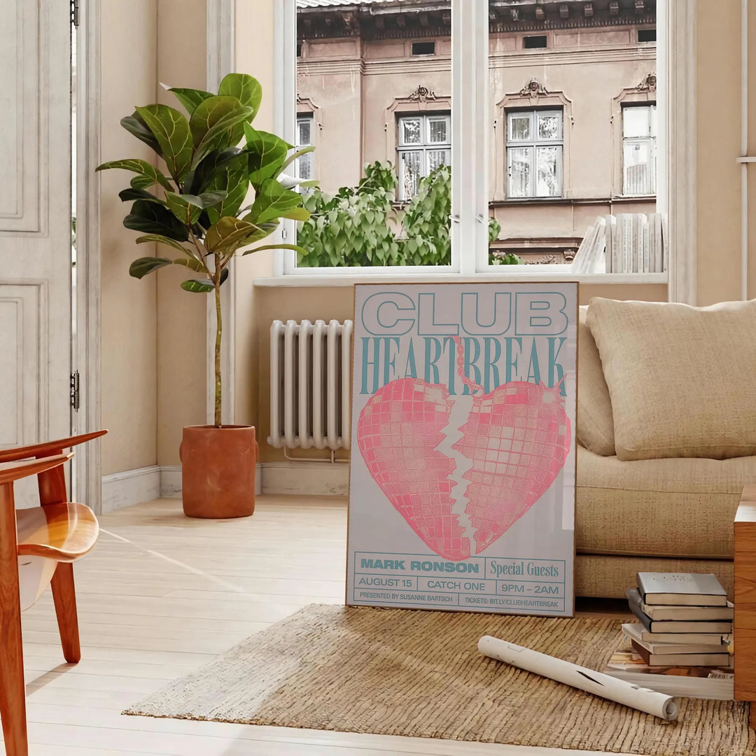 Abstrakt design med bruna och grå toner, med ett hjärtmotiv och samtida stil - i ett parisiskt vardagsrum med soffa och en fikus