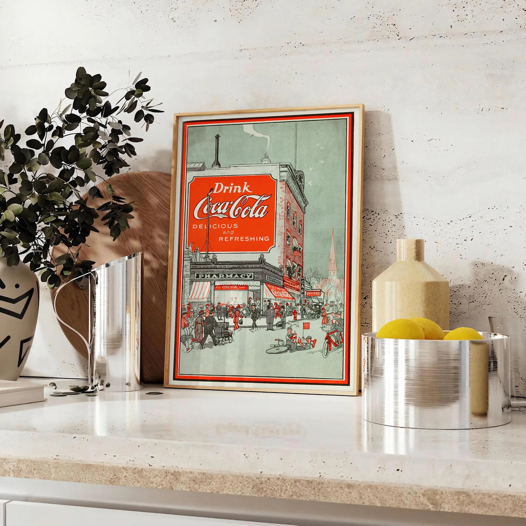Retro plakat pubu Coca Cola w kolorze czarnym i zielonym - na blacie z eukaliptusem i miską cytryn