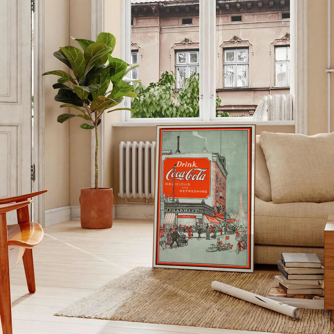 Retro plakat pubu Coca Cola w kolorze czarnym i zielonym - w paryskim salonie z sofą i fikusem