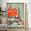 Retro plakat pubu Coca Cola w kolorze czarnym i zielonym - w jasnym minimalistycznym pokoju z rośliną i fotelem