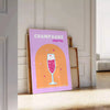 Eine farbenfrohe Illustration von Champagner-Cocktails in Rosa- und Gelbtönen - an eine weiße Paneelwand gelehnt auf Fischgrätparkett