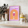 Eine farbenfrohe Illustration von Champagner-Cocktails in Rosa- und Gelbtönen - auf einer Arbeitsplatte mit Eukalyptus und einer Schale Zitronen
