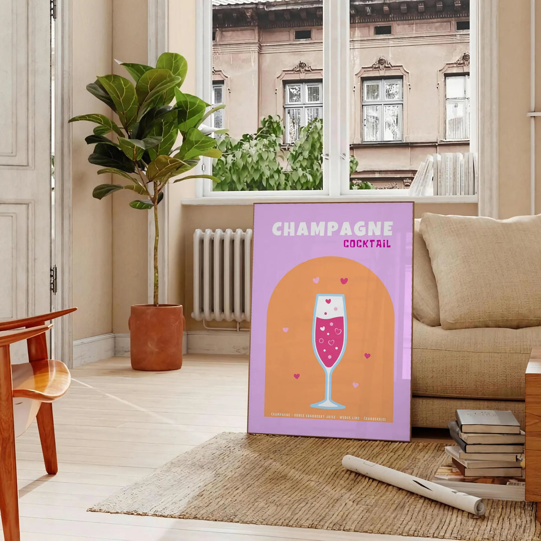 Eine farbenfrohe Illustration von Champagner-Cocktails in Rosa- und Gelbtönen - in einem Pariser Wohnzimmer mit Sofa und einer Geigenfeige