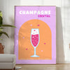 Eine farbenfrohe Illustration von Champagner-Cocktails in Rosa- und Gelbtönen - in einem hellen minimalistischen Raum mit Pflanze und Sessel