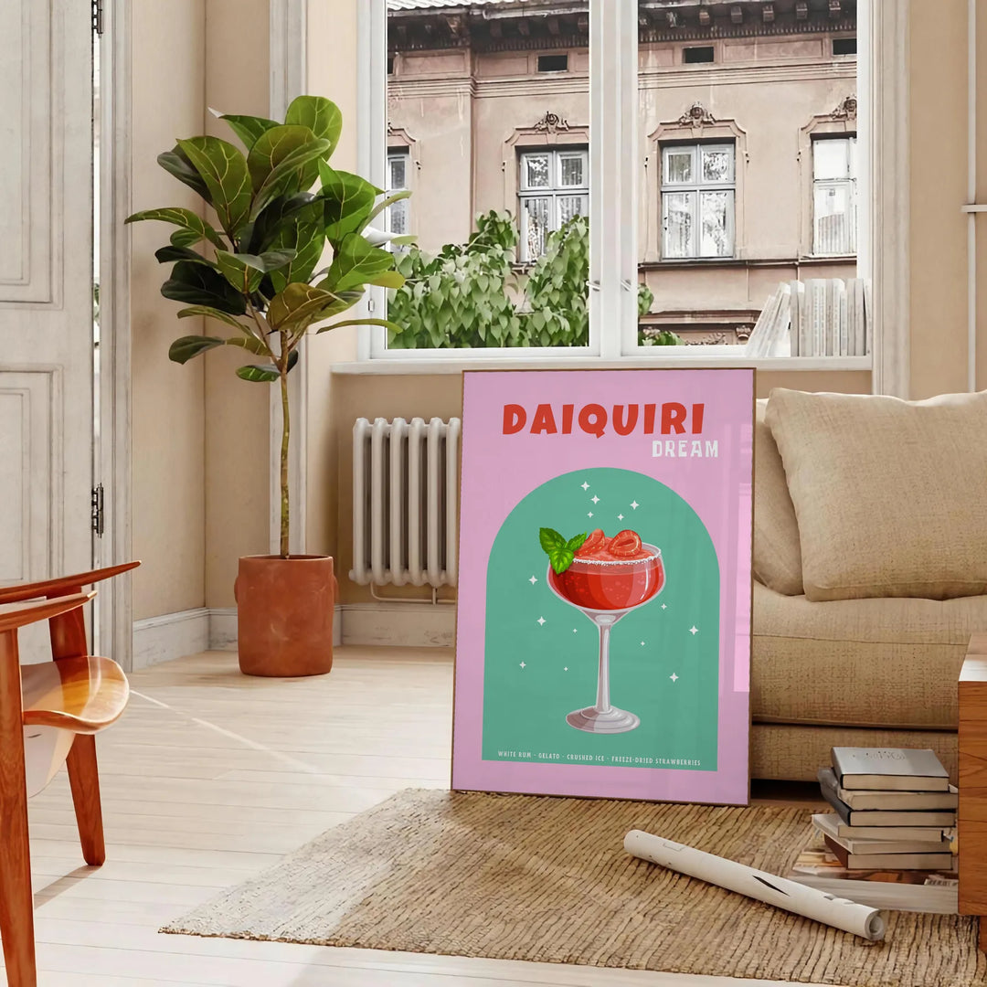 Uma ilustração colorida de um coquetel daiquiri com tons verdes e laranjas - numa sala parisiense com sofá e um ficus