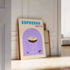 Eine ausdrucksstarke Illustration eines Espresso Martini Cocktails in blauen und lila Tönen - an eine weiße Paneelwand gelehnt auf Fischgrätparkett