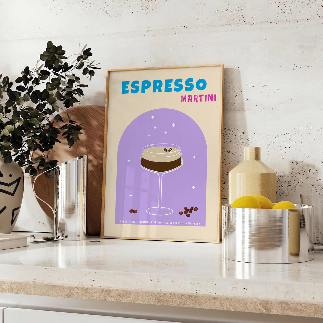 Eine ausdrucksstarke Illustration eines Espresso Martini Cocktails in blauen und lila Tönen - auf einer Arbeitsplatte mit Eukalyptus und einer Schale Zitronen