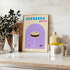 Eine ausdrucksstarke Illustration eines Espresso Martini Cocktails in blauen und lila Tönen - auf einer Arbeitsplatte mit Eukalyptus und einer Schale Zitronen