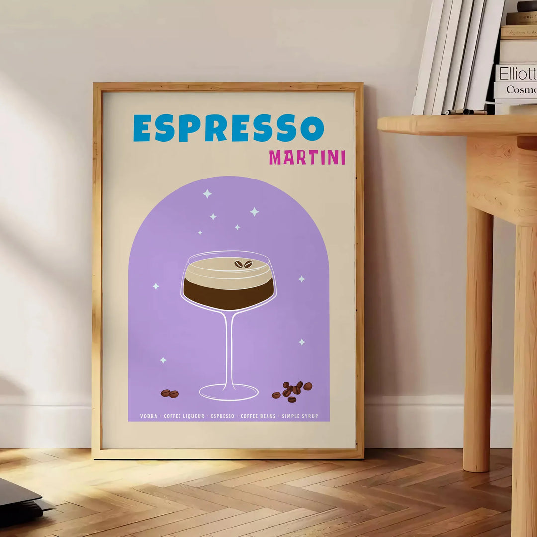Eine ausdrucksstarke Illustration eines Espresso Martini Cocktails in blauen und lila Tönen - neben einem runden Beistelltisch aus Holz mit Büchern